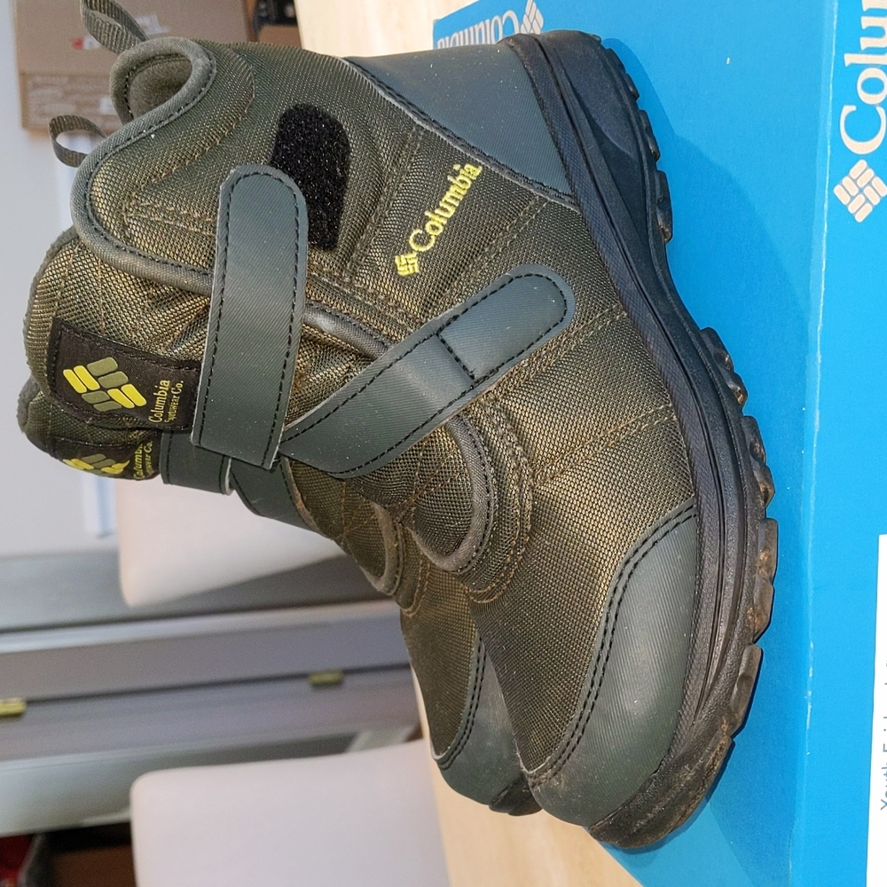 Columbia boots Y4
